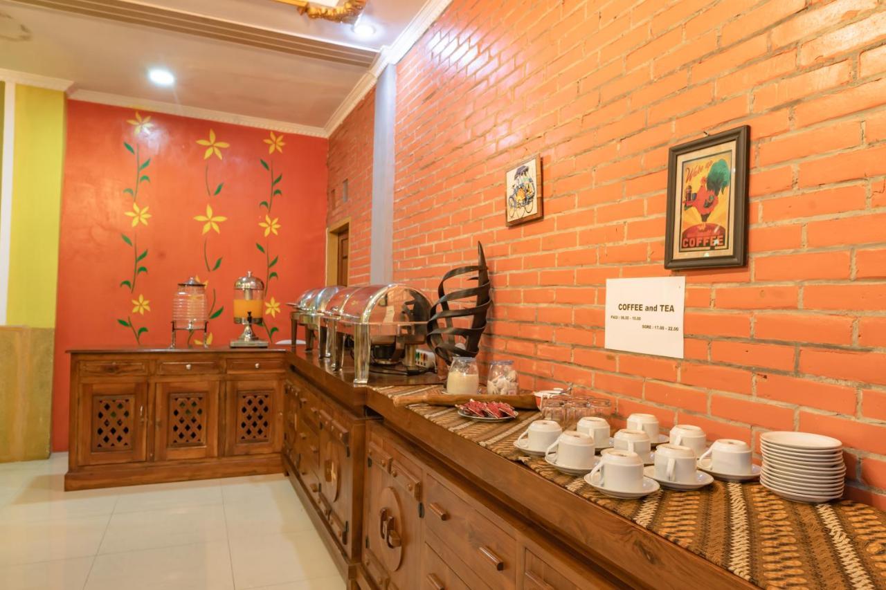 Metro Malioboro Living Hotel Джокякарта Екстериор снимка