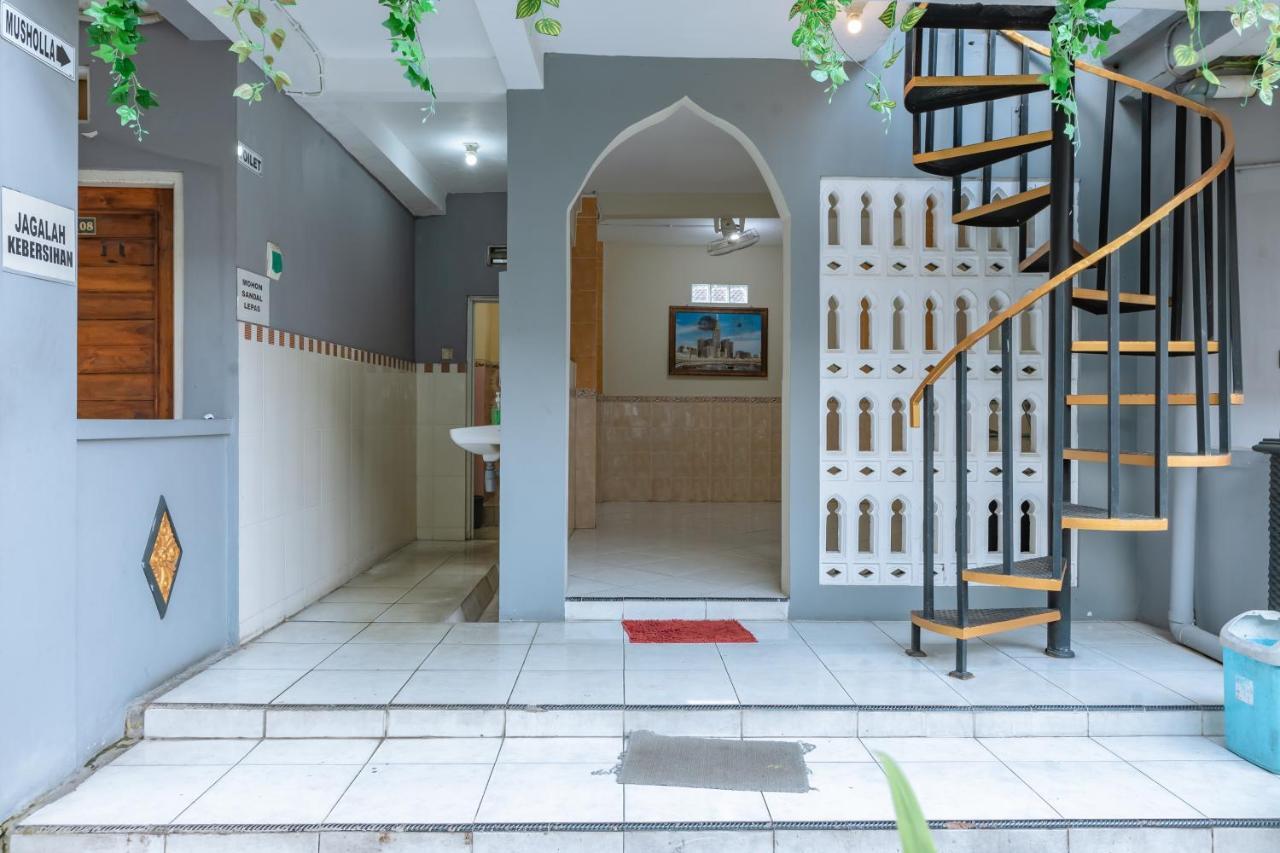 Metro Malioboro Living Hotel Джокякарта Екстериор снимка